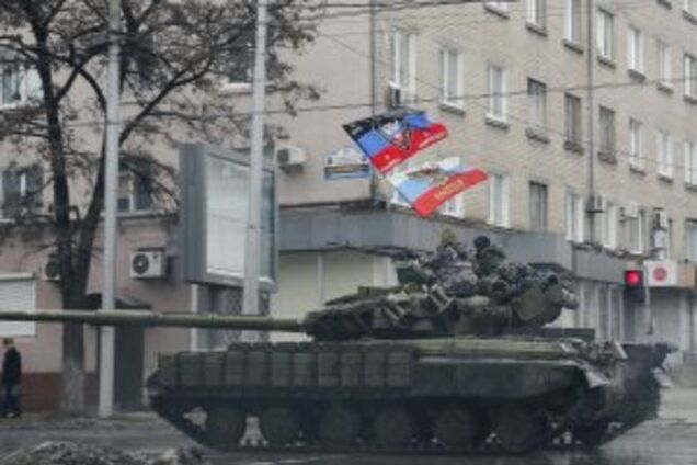 В Луганске пьяный боевик на танке 'влетел' в жилой дом, когда в квартире переодевался мужчина