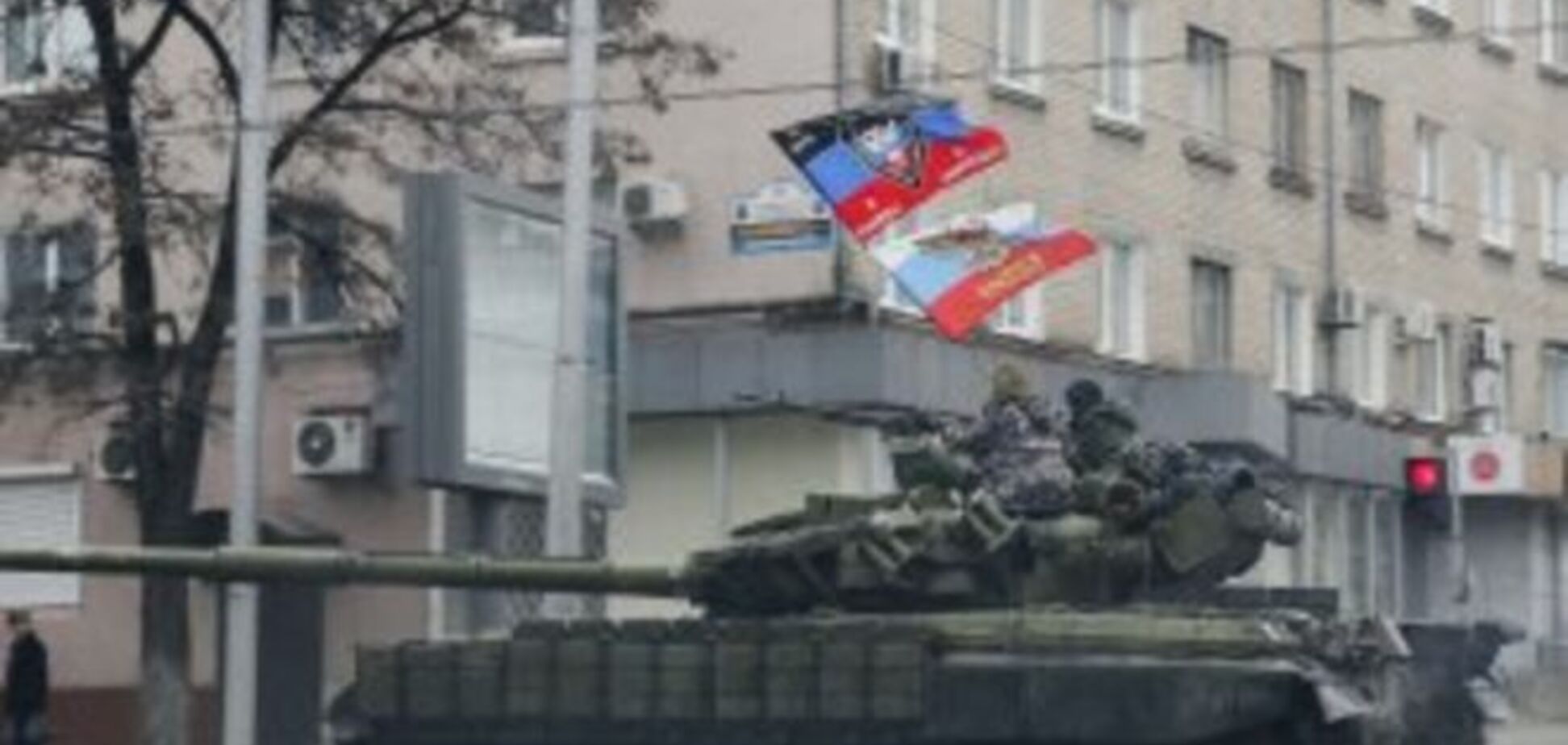 У Луганську п'яний бойовик на танку 'влетів' в житловий будинок, коли в квартирі переодягався чоловік