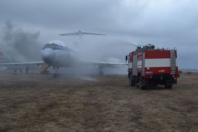 В аеропорту 'Бориспіль' рятувальники загасили пожежу в літаку: опубліковані фото навчань