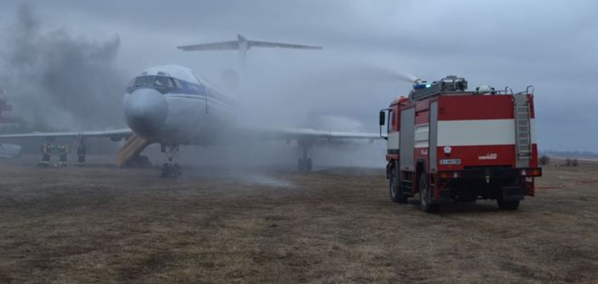 В аэропорту 'Борисполь' спасатели потушили пожар в самолете: опубликованы фото учений
