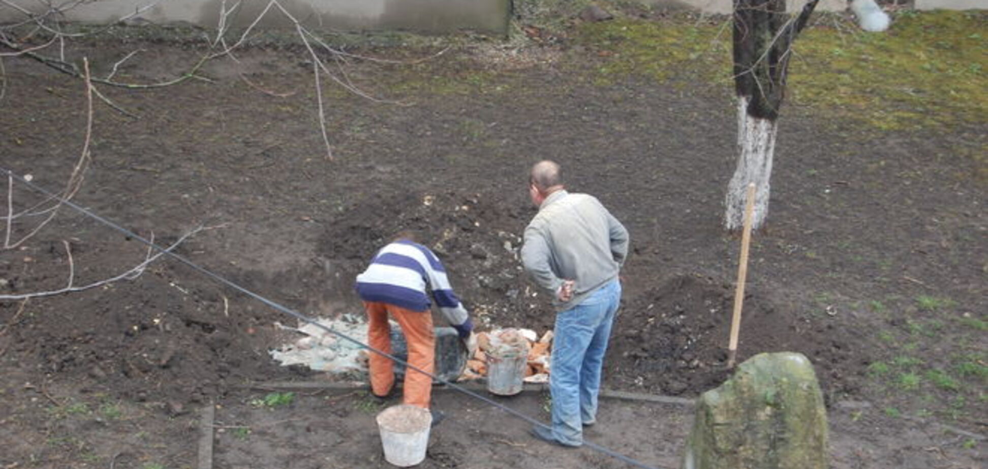 Сотрудники Ивано-Франковской школы закопали мусор на могиле замученных жертв коммунизма: фотофакт