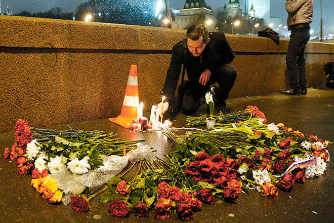 Место убийства Немцова стало импровизированным мемориалом. В России пройдут акции в память о политике