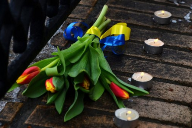 Посол США в России принес на место убийства Немцова букет с желто-синей лентой