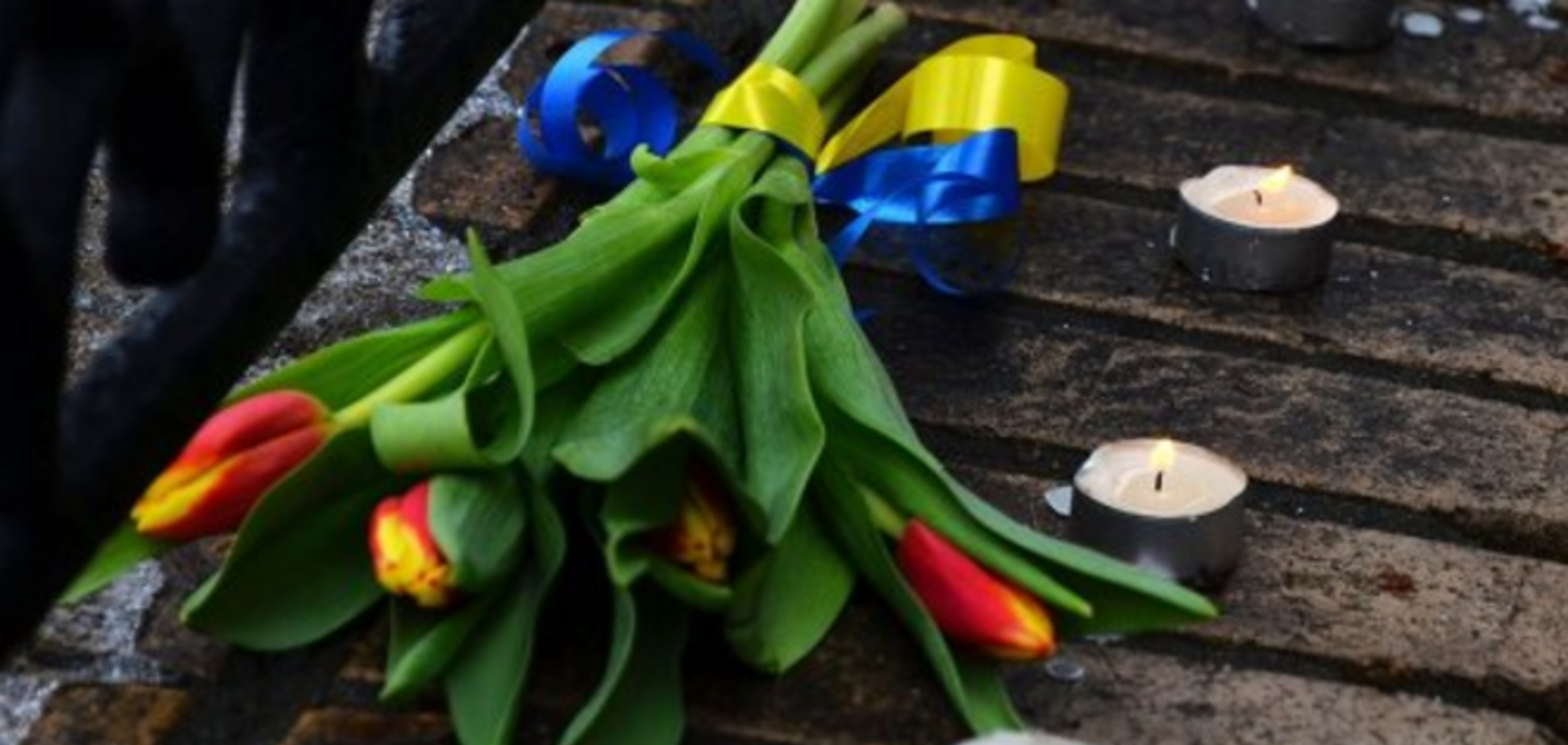 Посол США в России принес на место убийства Немцова букет с желто-синей лентой