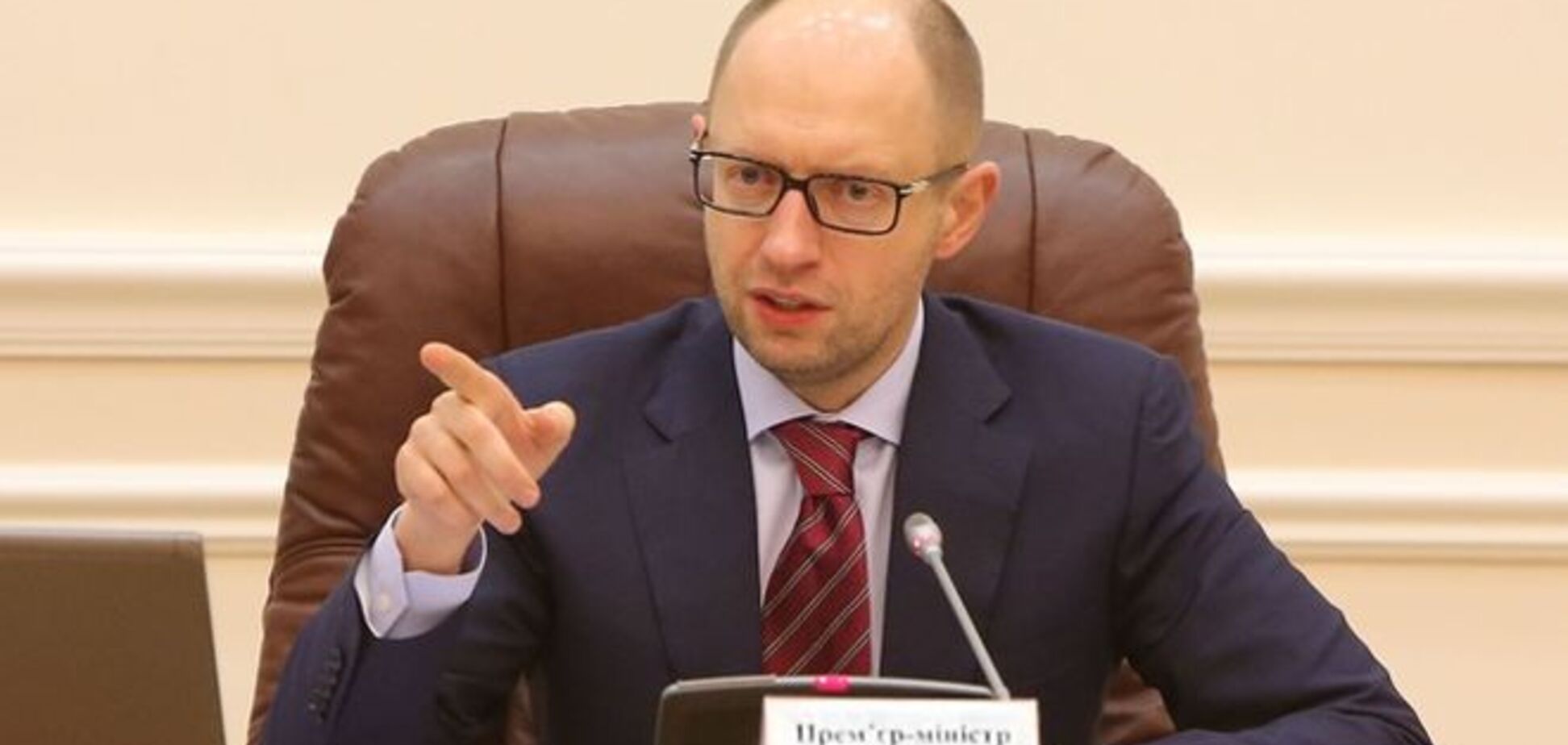 Яценюк заявил, что правительство не рассматривает вопрос повышения зарплат и пенсий