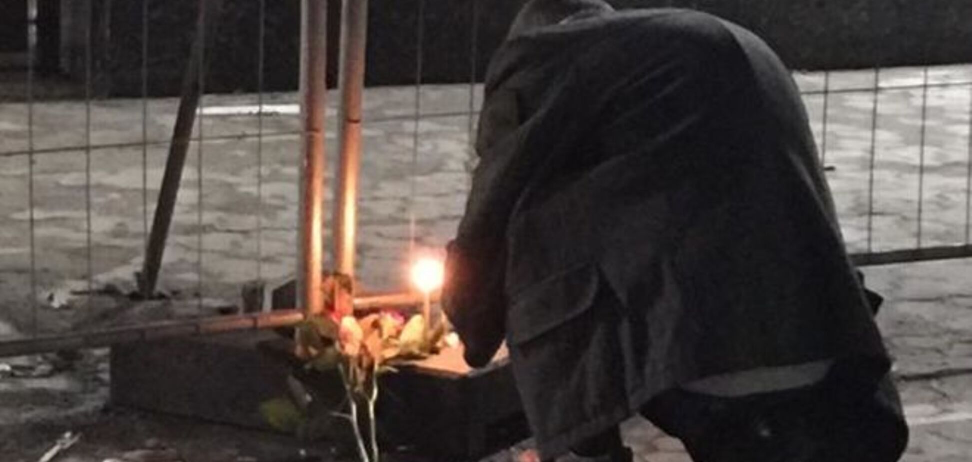 К посольству РФ в Киеве несут цветы и зажигают свечи в память о Немцове. Фотофакт