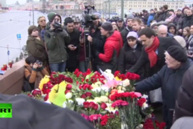 Рядом с местом убийства Немцова задержали активистку с плакатом 'Берегите главного свидетеля'