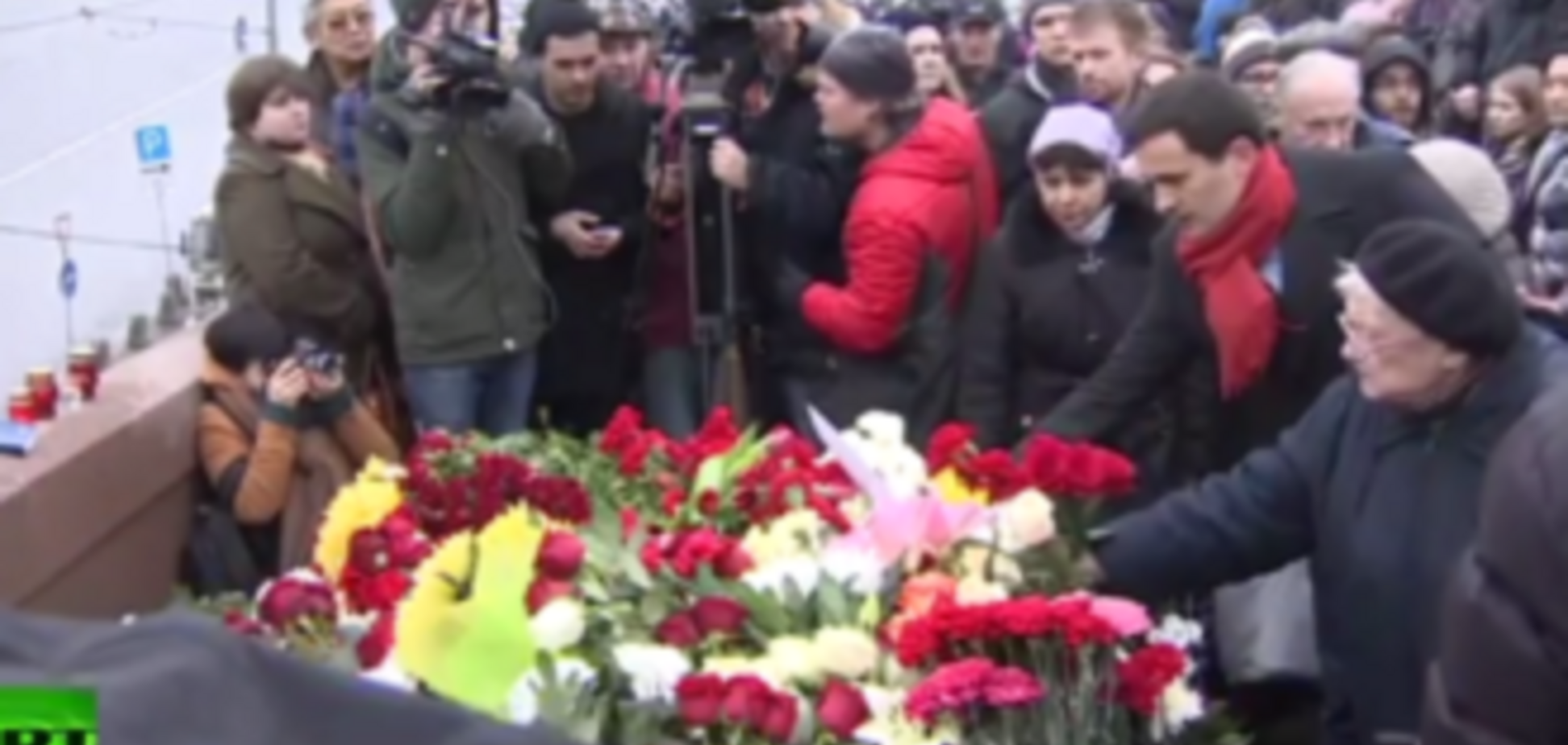 Рядом с местом убийства Немцова задержали активистку с плакатом 'Берегите главного свидетеля'