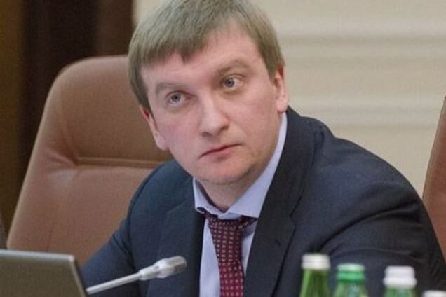 Министр юстиции Павел Петренко платит своим сотрудникам зарплаты 'в конвертах'