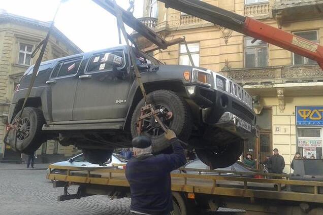 Во Львове авто нарушителя парковки 'отправили в АТО'
