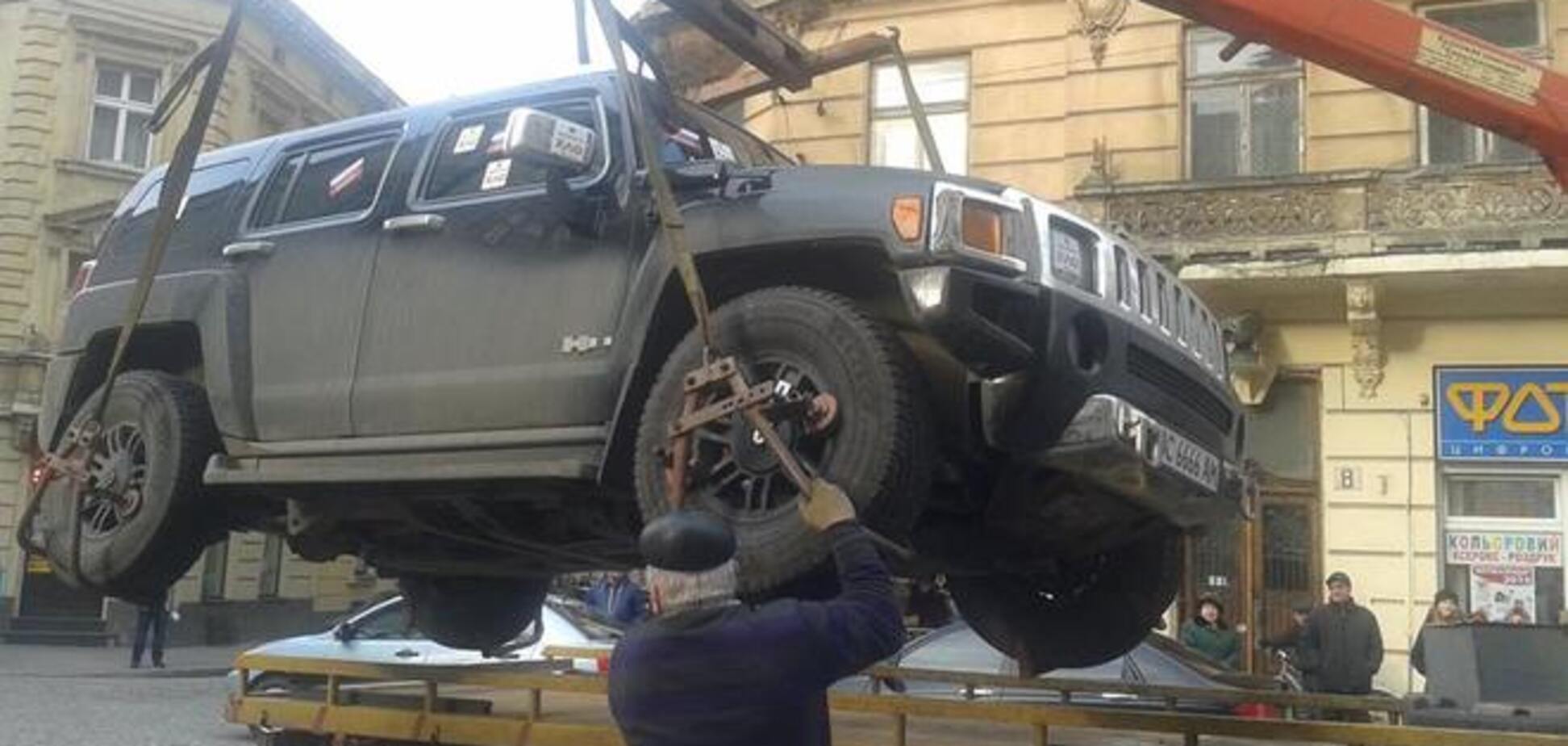 Во Львове авто нарушителя парковки 'отправили в АТО'