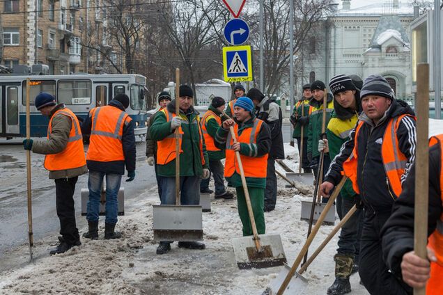 В Киеве дворников вынуждают разносить повестки