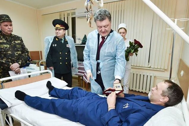 Порошенко наградил шестерых бойцов за проявленное мужество и героизм в боях под Дебальцево