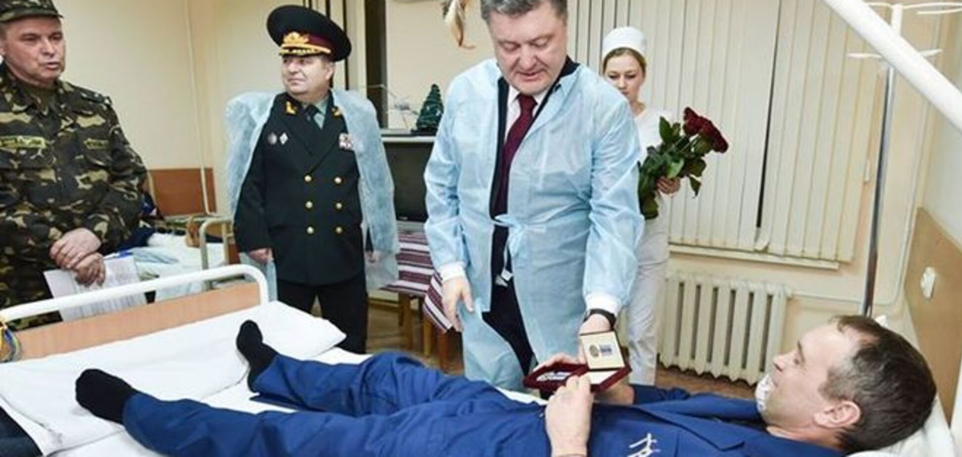 Порошенко наградил шестерых бойцов за проявленное мужество и героизм в боях под Дебальцево