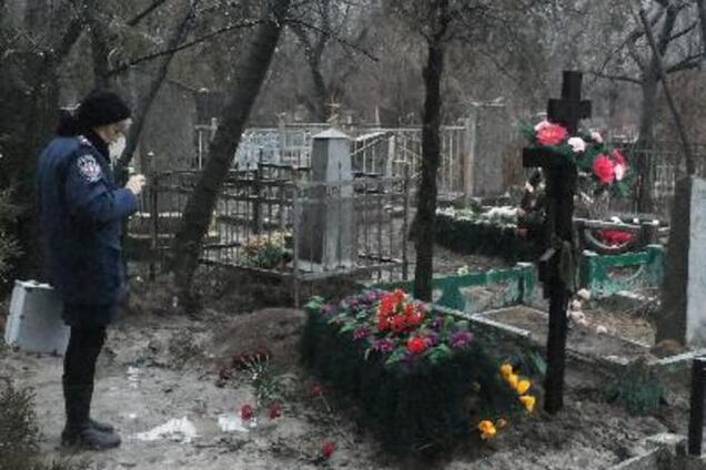 В Запорожье вандалы осквернили могилу бойца АТО: опубликовано фото