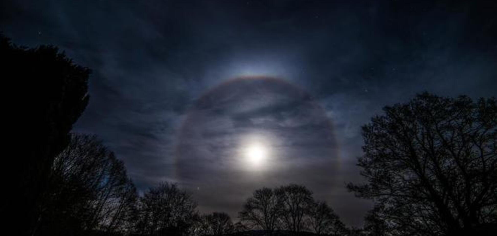 В небе над Британией взошла 'горящая' Луна