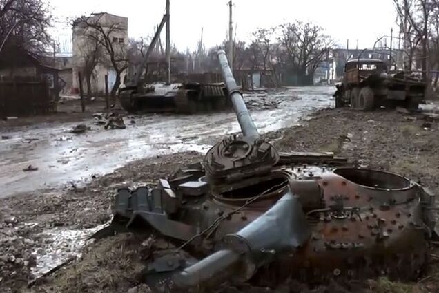 Углегорск стал городом-призраком, на улицах разбитая бронетехника, жилые дома разрушены: видеофакт