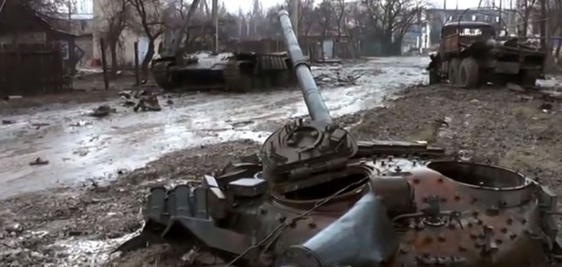 Углегорск стал городом-призраком, на улицах разбитая бронетехника, жилые дома разрушены: видеофакт 