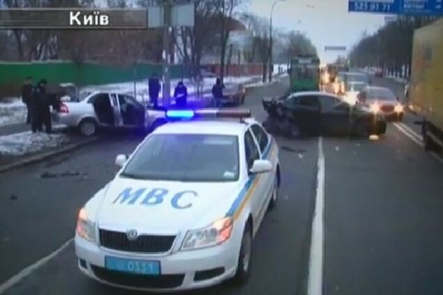 В Киеве неадекватный водитель устроил тройное ДТП: опубликовано видео