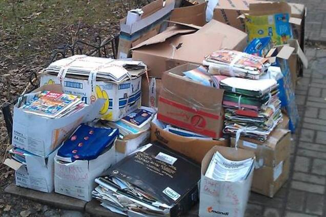 В Киеве активисты собирают тонны макулатуры и покупают бойцам АТО лекарства