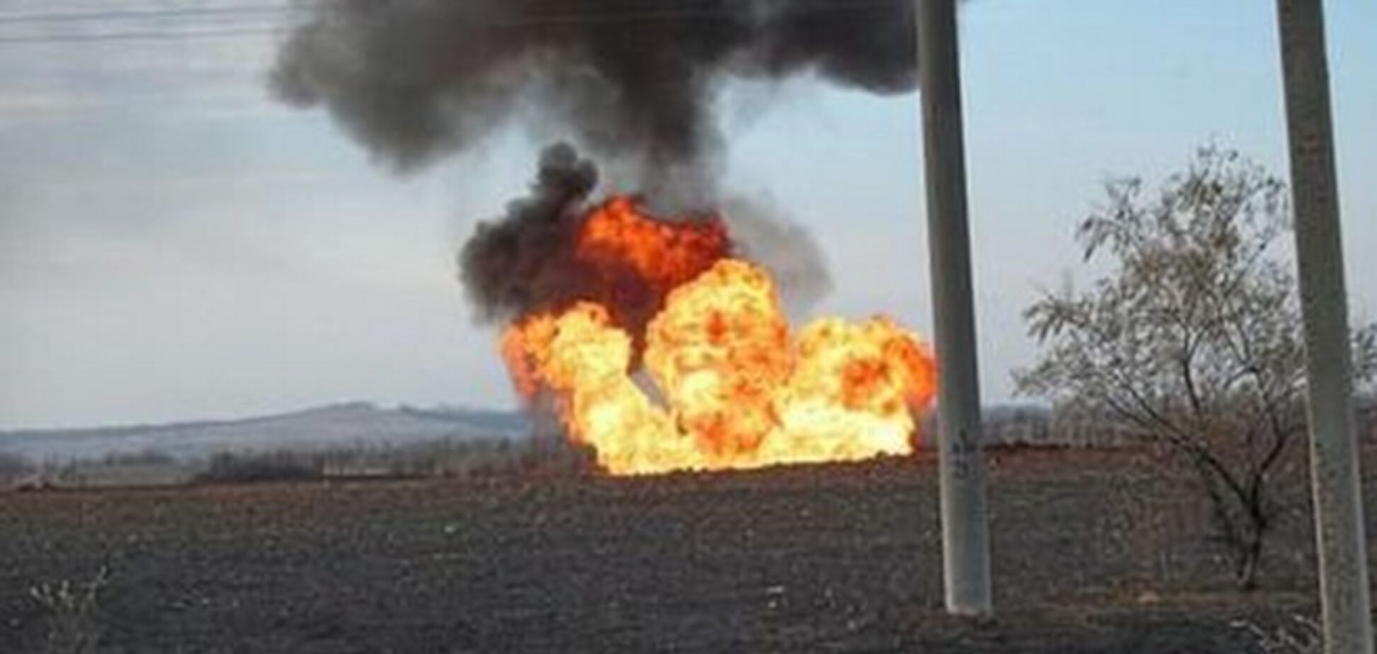 На Луганщине снаряды перебили газопровод: языки пламени достигли 30 м