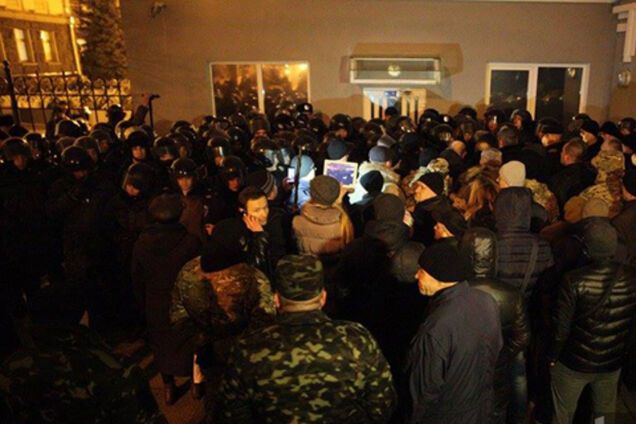 На Банковой 50 человек потребовали введения военного положения: опубликовано фото