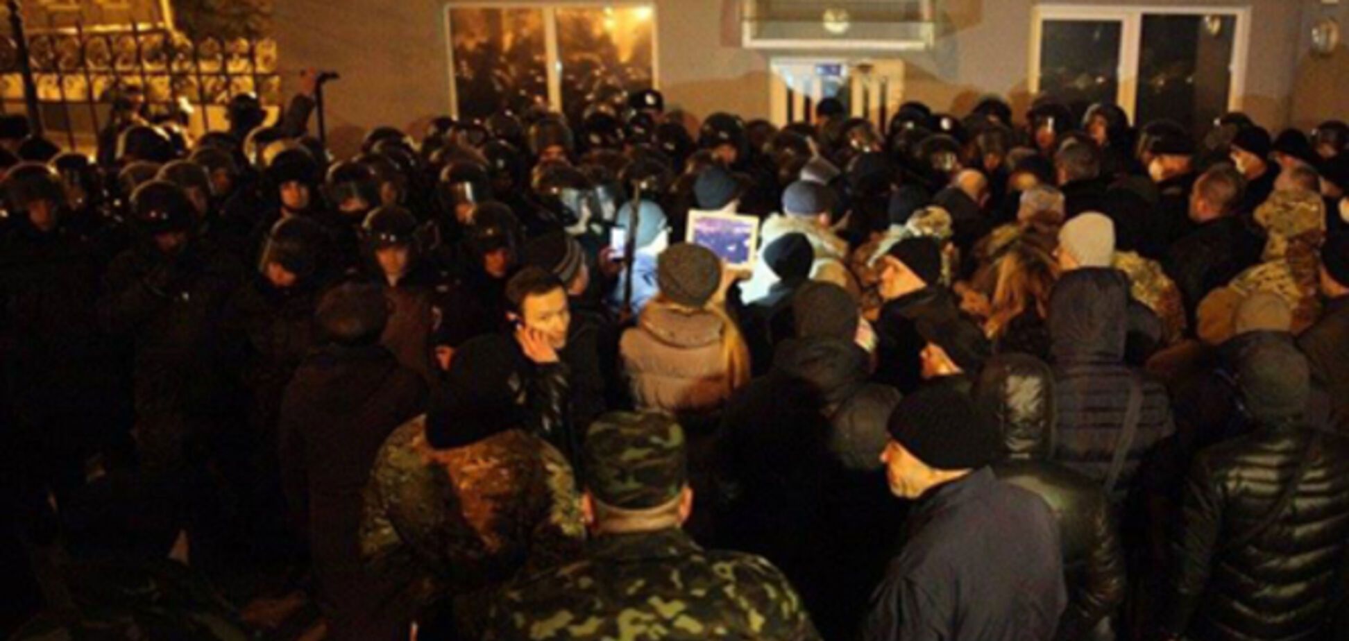 На Банковой 50 человек потребовали введения военного положения: опубликовано фото 