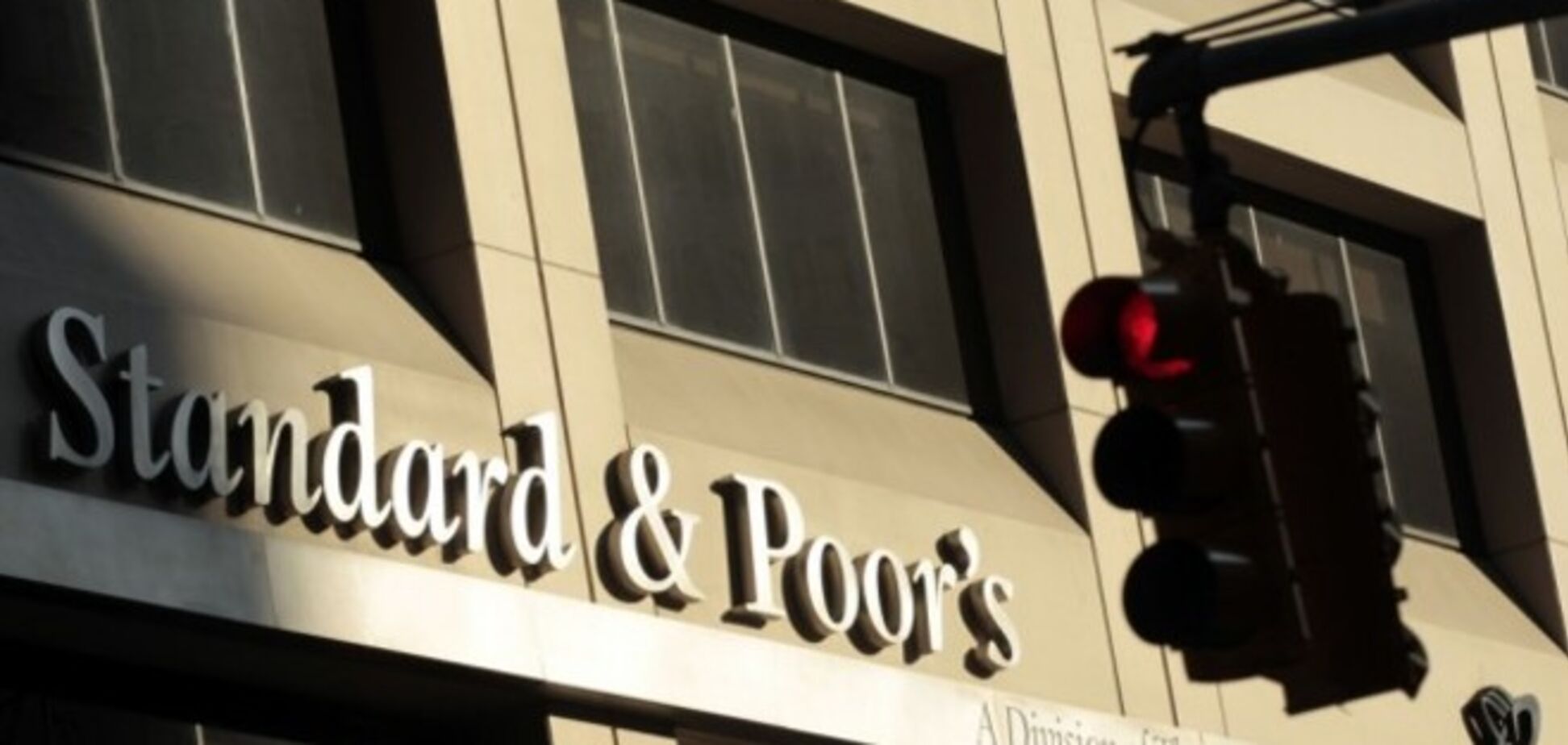 S&P снизило рейтинги 'Газпрома'и 'Роснефти' до 'мусорного' уровня