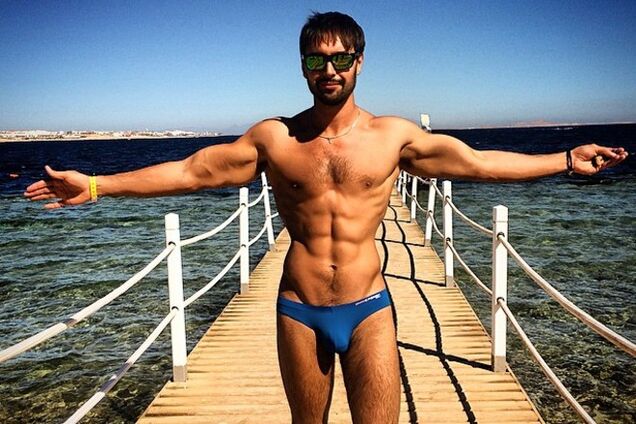 Козловский похвастался рельефным телом и тонкой талией