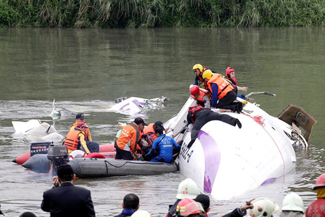 Авиакатастрофа на Тайване самолета TransAsia Airways унесла жизни 23 человек: подробности крушения