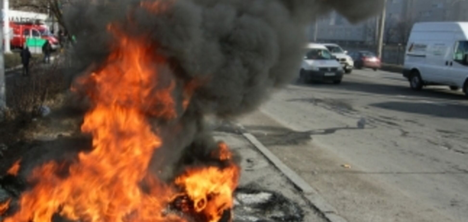 В Киеве возмущенные стройкой жилого комплекса подожгли шины: опубликованы фото