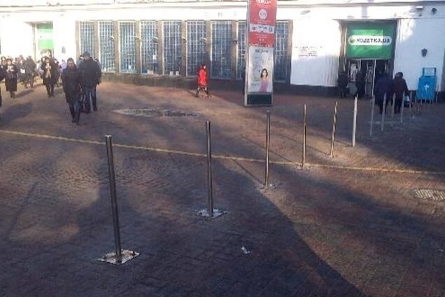 Скандальные столбики возле метро 'Арсенальная' в Киеве вернули на место: фотофакт