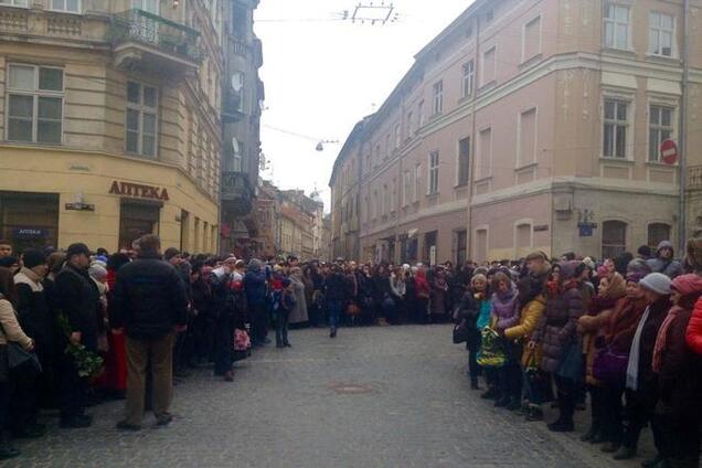 Тысячи украинцев пришли попрощаться с Кузьмой Скрябиным
