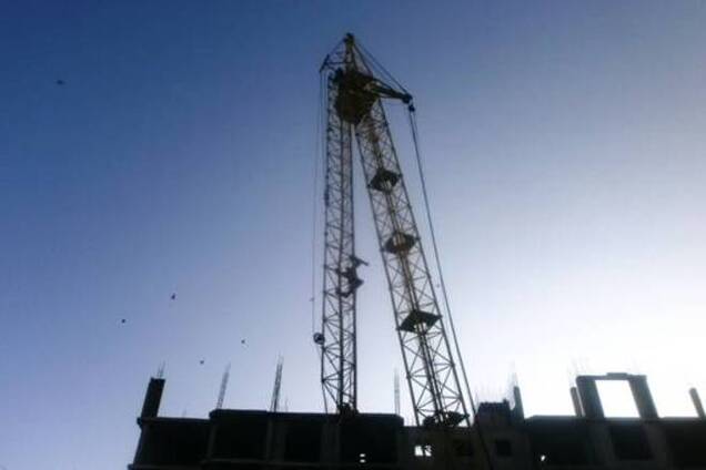 ЧП на стройплощадке на Киевщине: стрела крана упала не из-за ветра