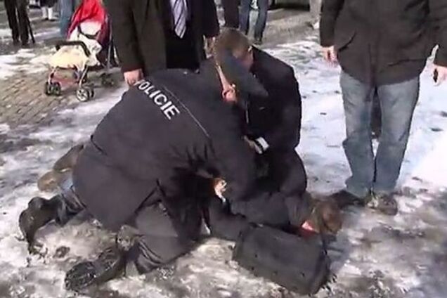 Не рассчитал бросок. На президента Чехии продолжается 'охота': опубликованы фото и видео