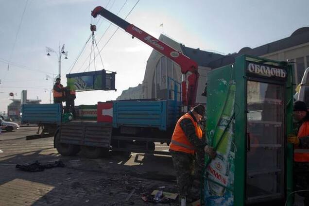 Киевский ж/д вокзал зачищают от незаконных МАФов: опубликованы фото