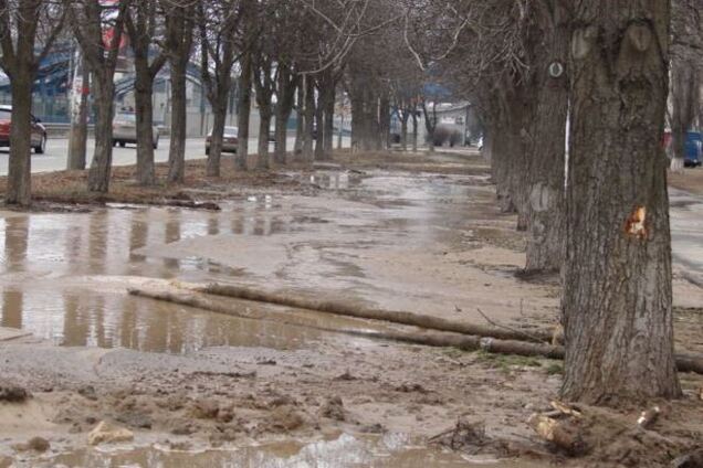В Киеве из-за прорыва трубы на проспекте образовалось 'озеро': опубликованы фото