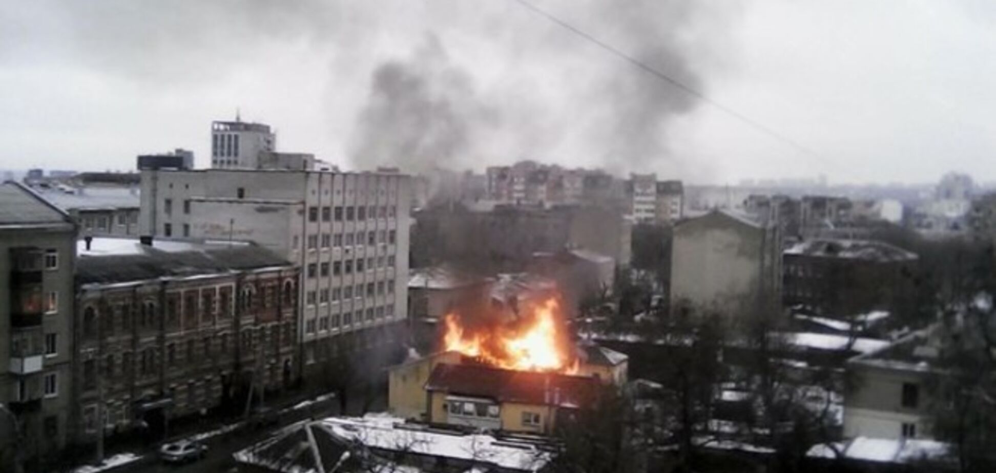 У центрі Харкова загорівся житловий будинок: опубліковано фото і відео