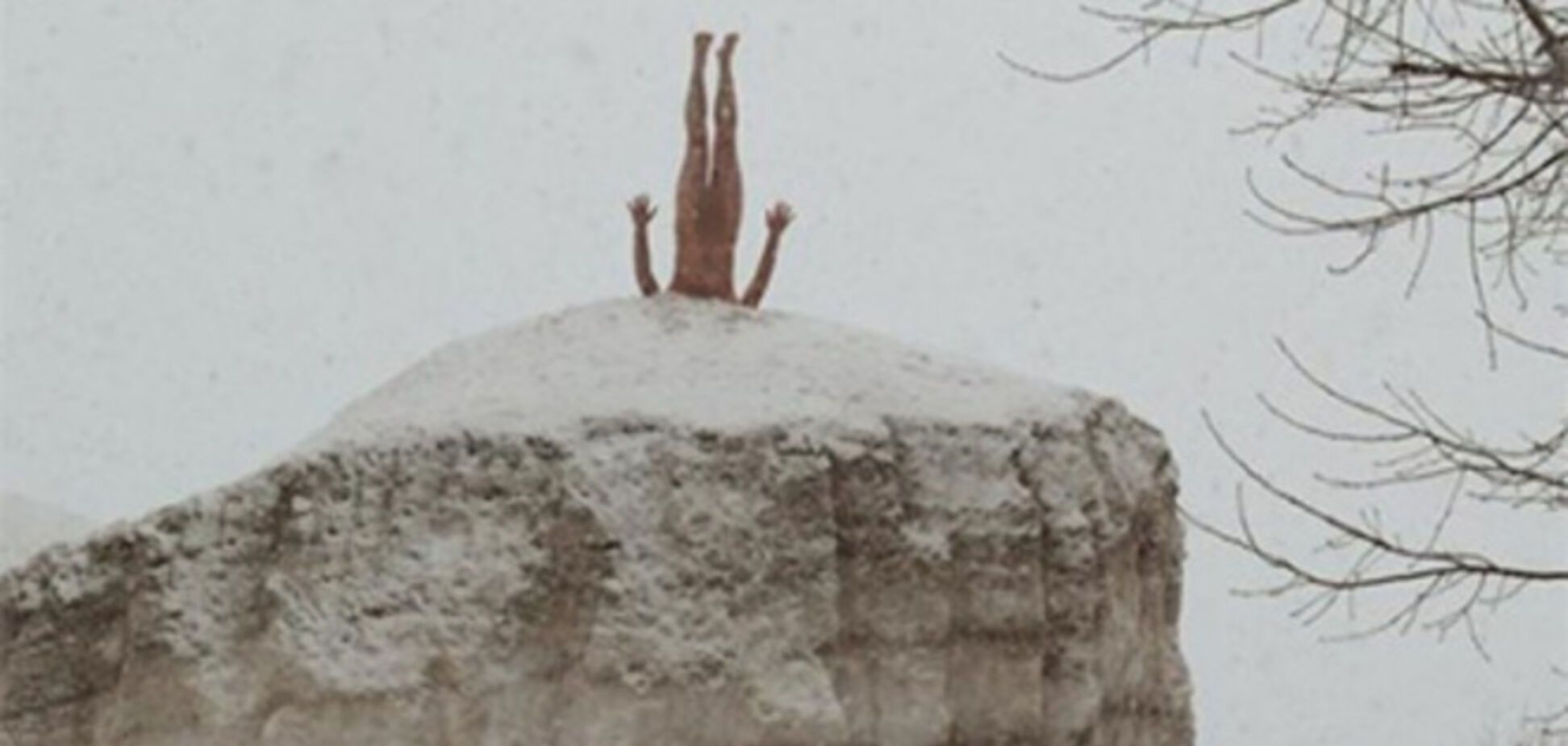 В Воронеже голый художник воткнулся головой в сугроб, чтобы стать похожим на дерево: фотофакт