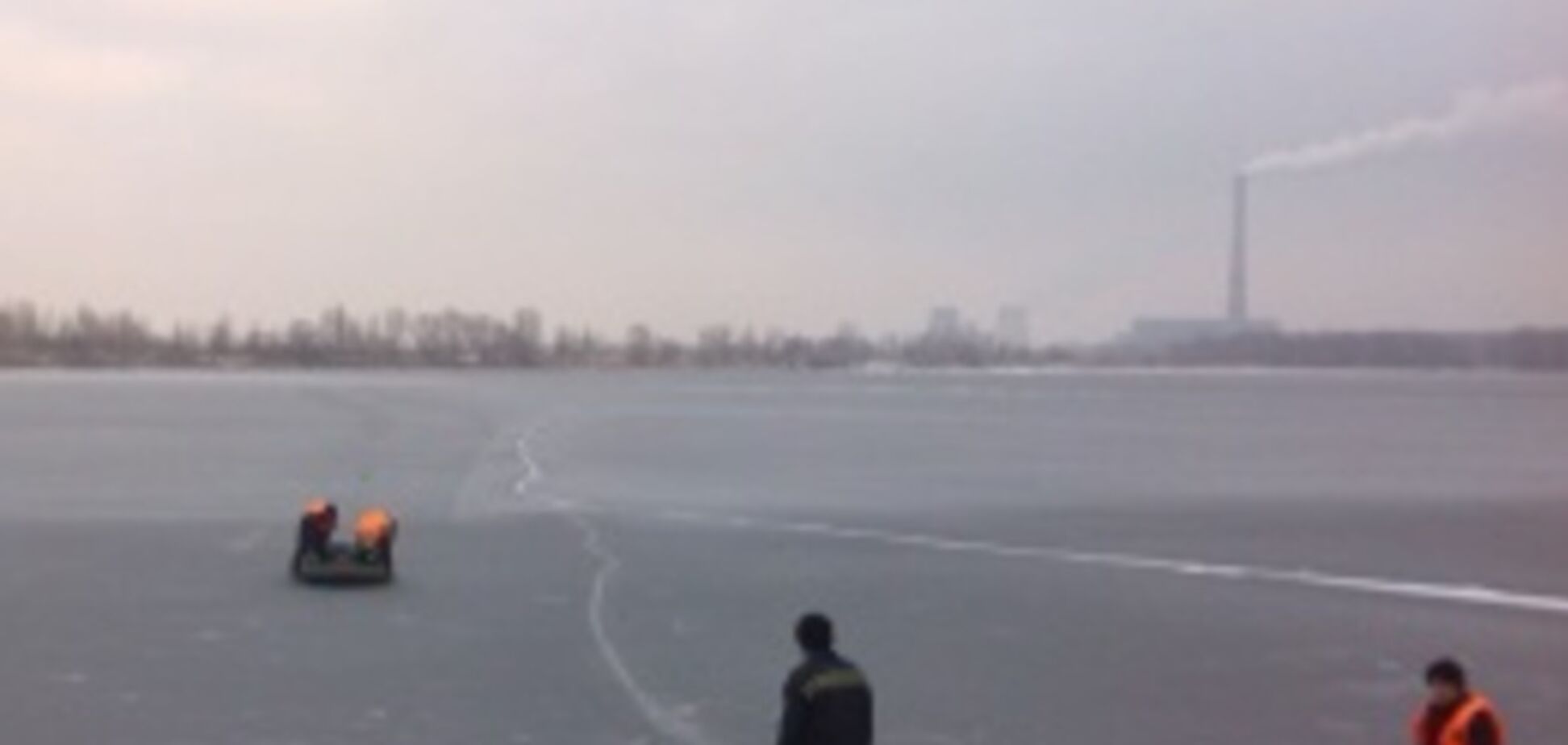 В Киеве посреди озера провалился под лед мужчина