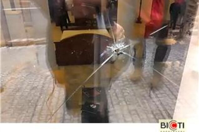 В центре Харькова обстреляли магазин проукраинского активиста: фото и видео последствий