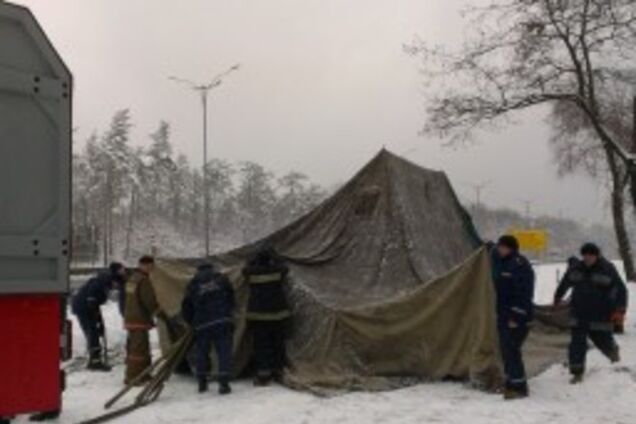 На въезде в Киев спасатели установили палатку для обогрева водителей грузовиков