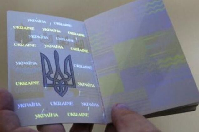 Проблемы с биометрическими паспортами, посредники предлагают их по тройной цене: видео