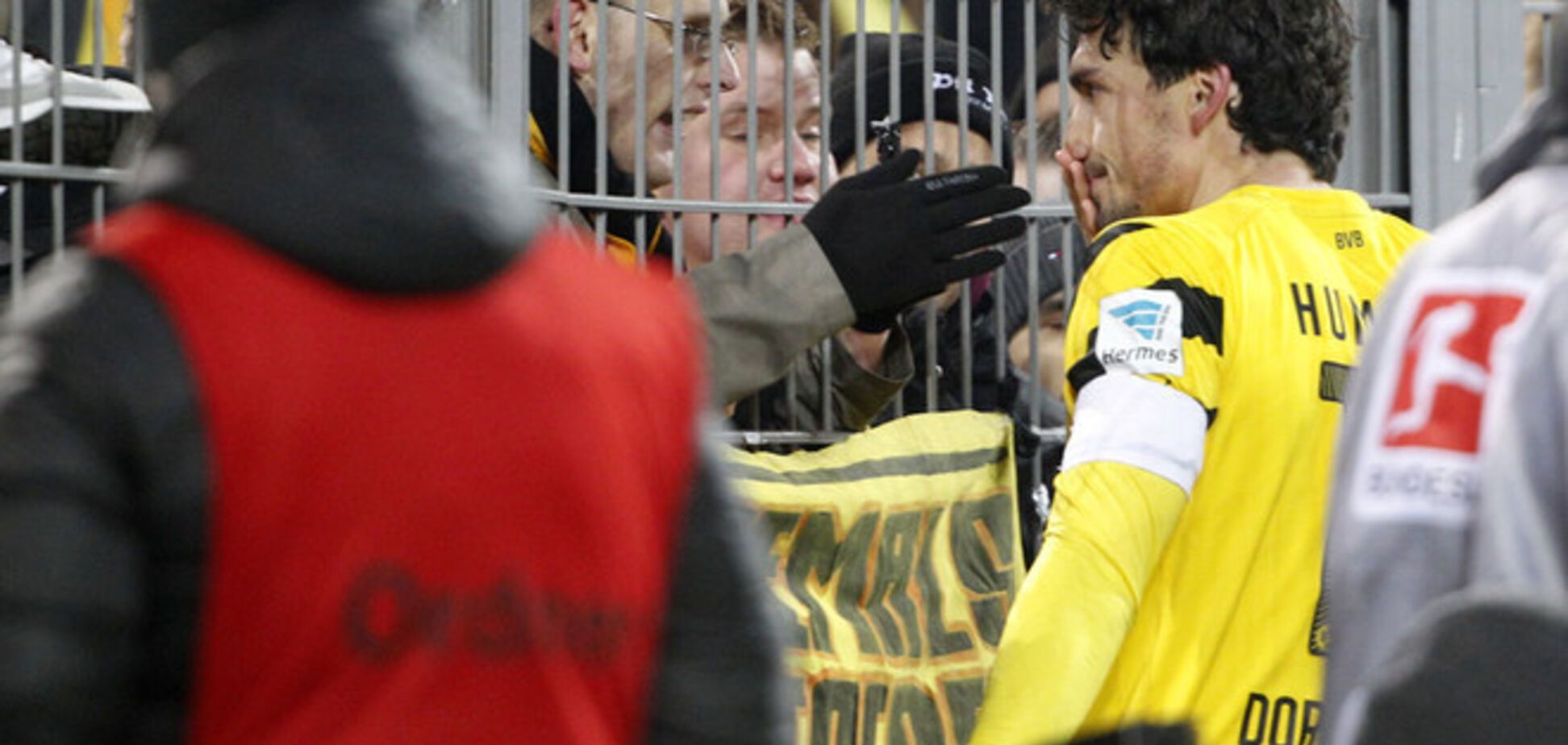 Игроки 'Боруссии' шокировали выходом к разъяренным фанатам: опубликовано видео