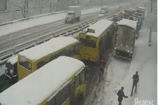 Из-за снегопада в Киеве утром произошло около 40 ДТП