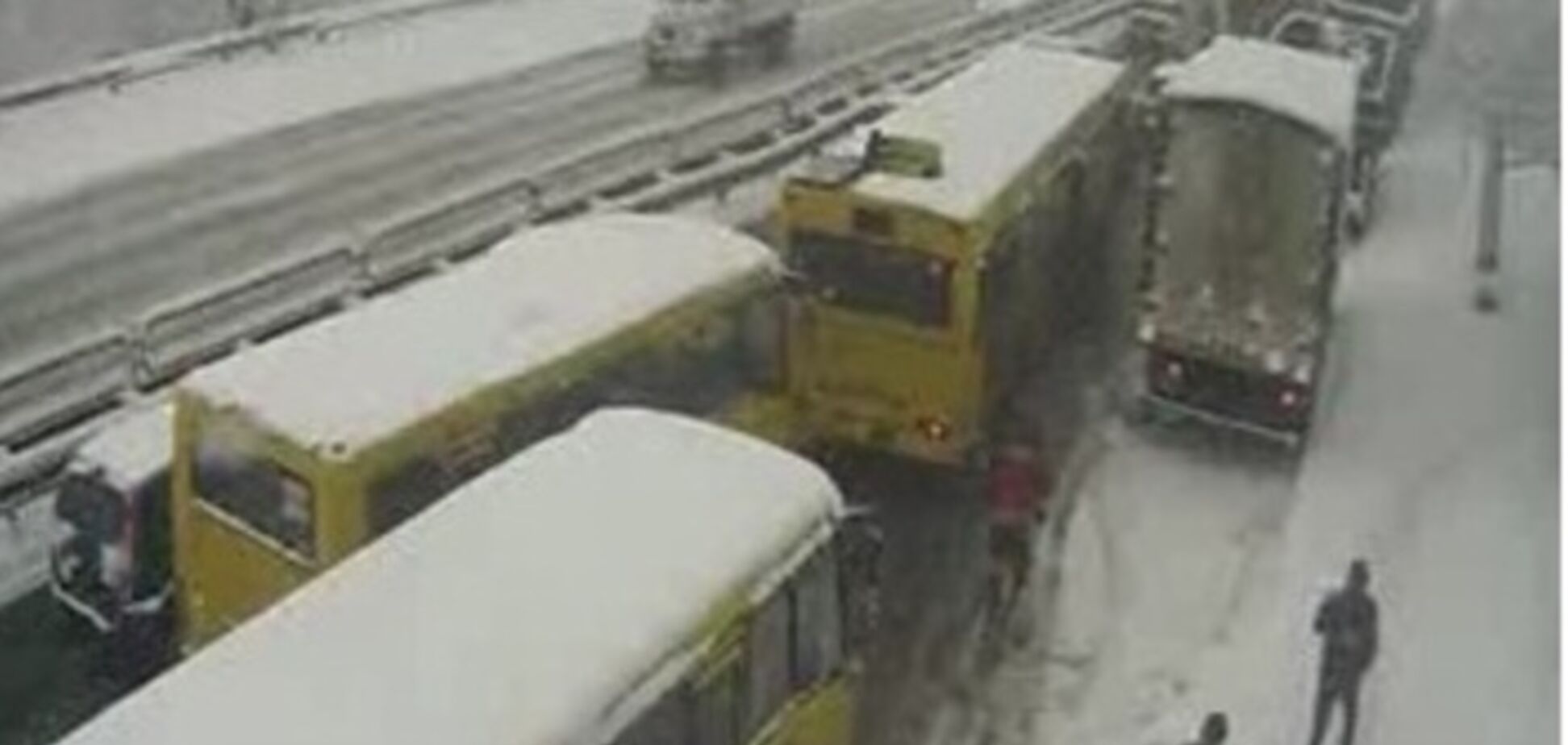 Из-за снегопада в Киеве утром произошло около 40 ДТП