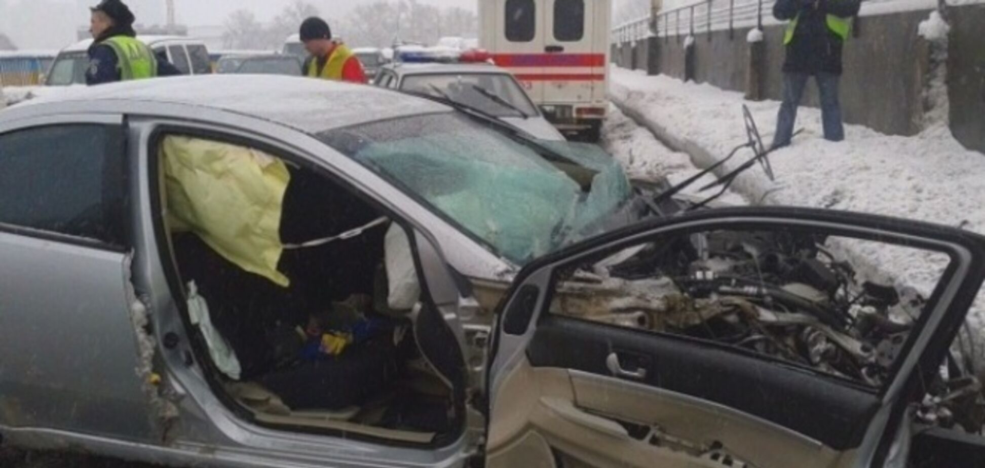 Мост в Киеве перекрыт из-за смертельного ДТП: опубликованы фото