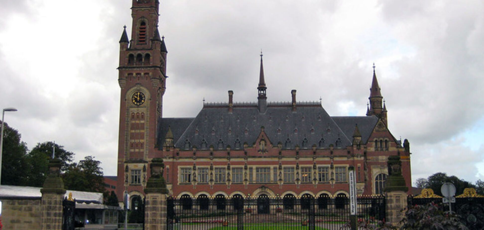 Рада признала юрисдикцию Гаагского трибунала о военных преступлениях высших должностных лиц РФ