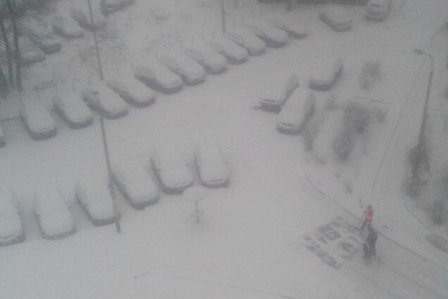 Киевляне назвали сегодняшний снегопад 'первой черной полосой' для Кличко