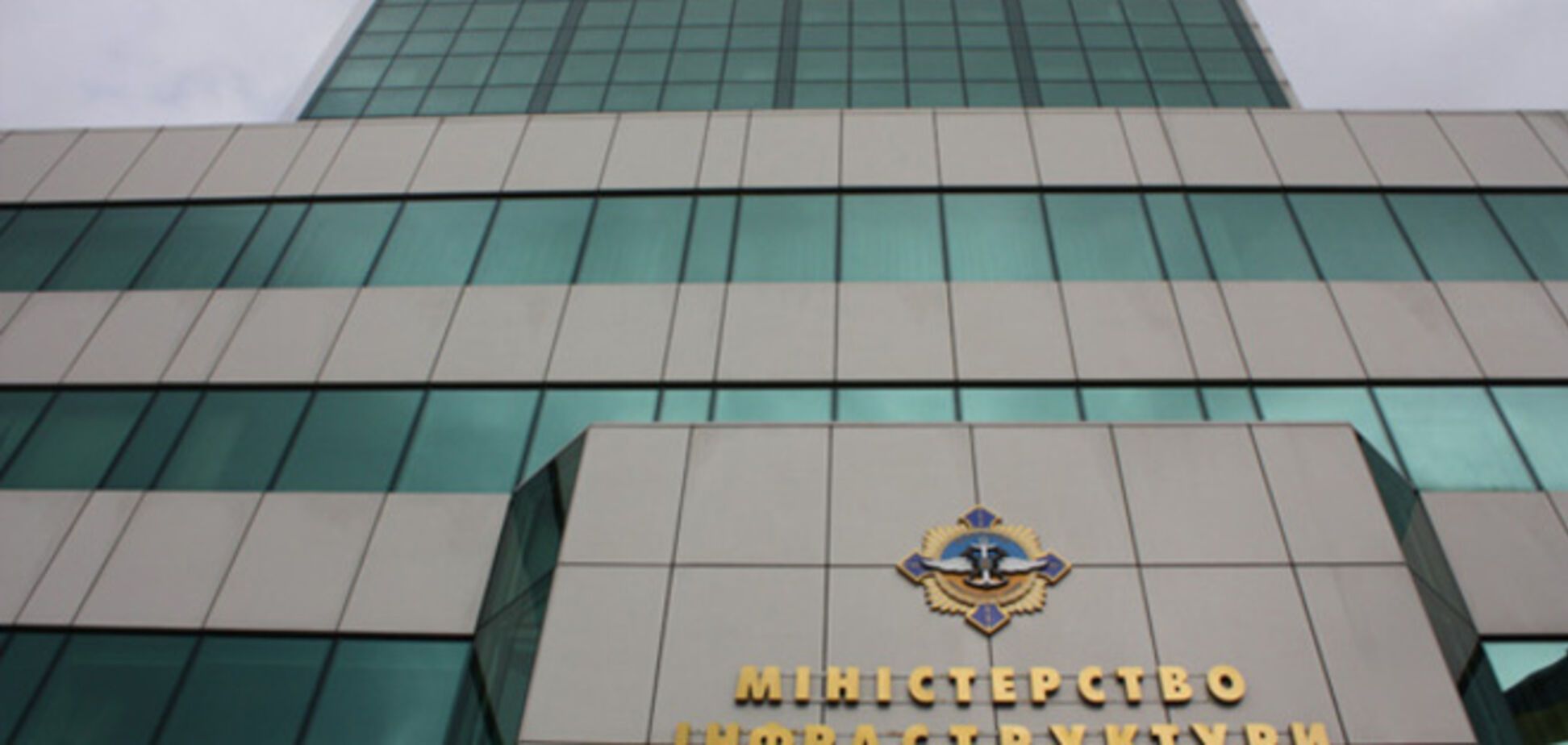 Министерство не может заставлять людей получать зарплаты через госбанки - эксперт